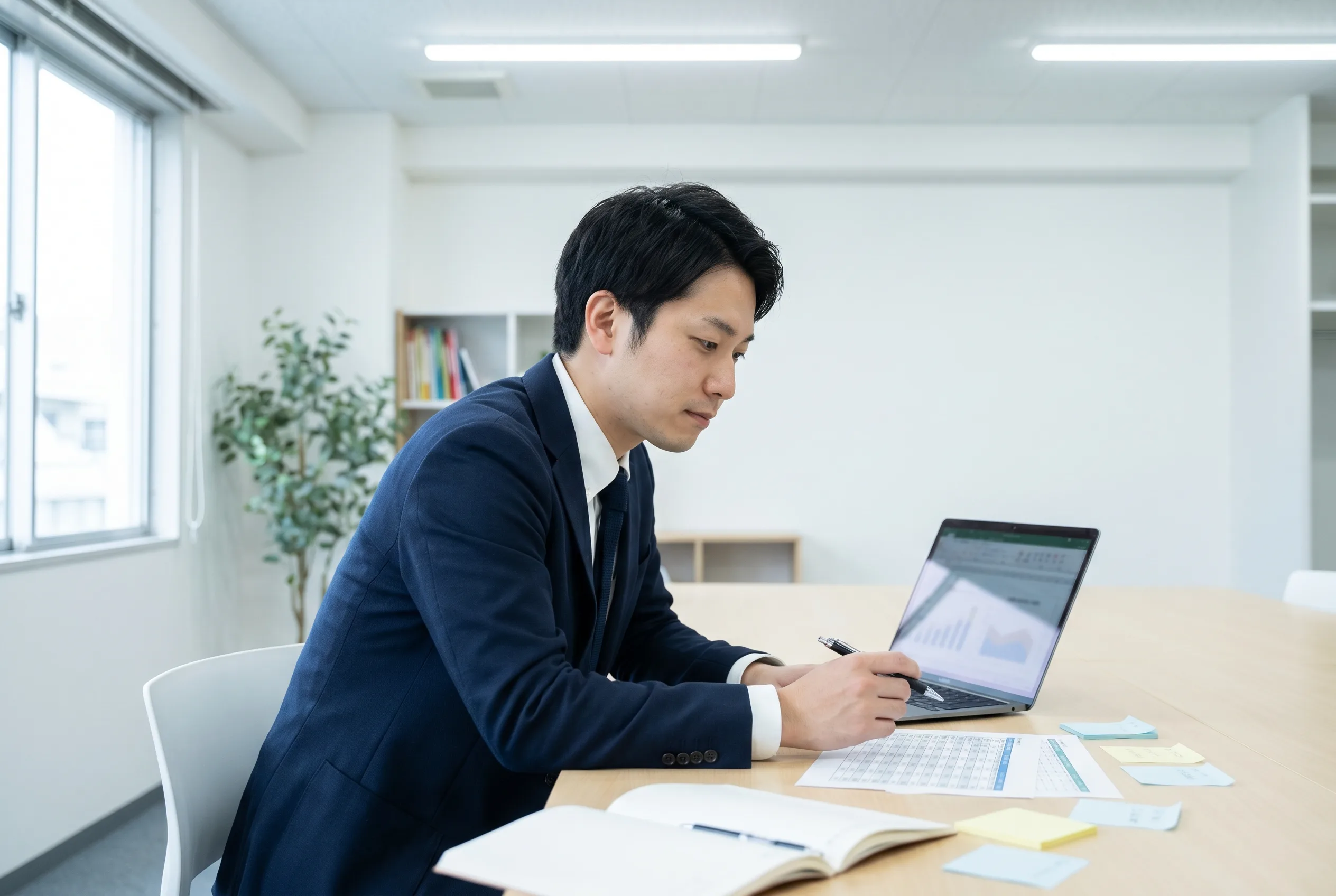 校舎長が校舎の数字を読み込み、施策の仮説を立てている様子